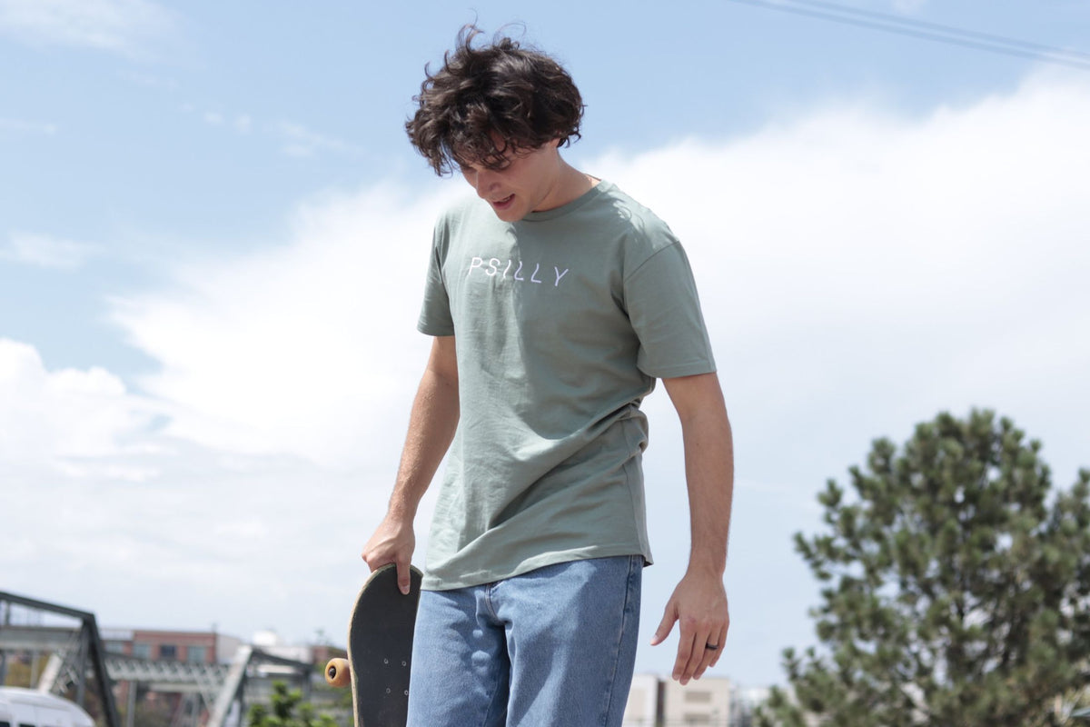 Skater in sage PSILLY wordmark tee